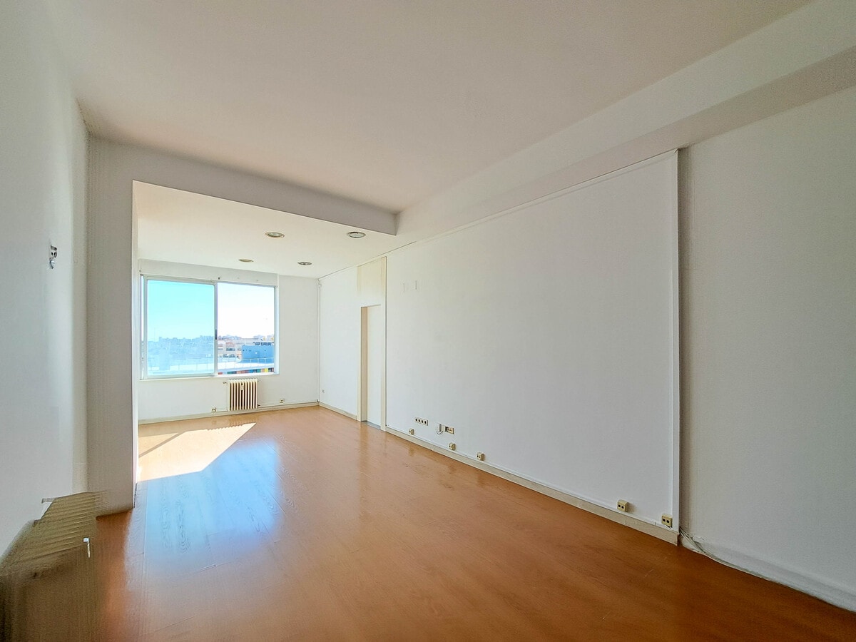 Madrid, MAD 28037 - Unit 5 - - Interior Photo - Image 2 of 10