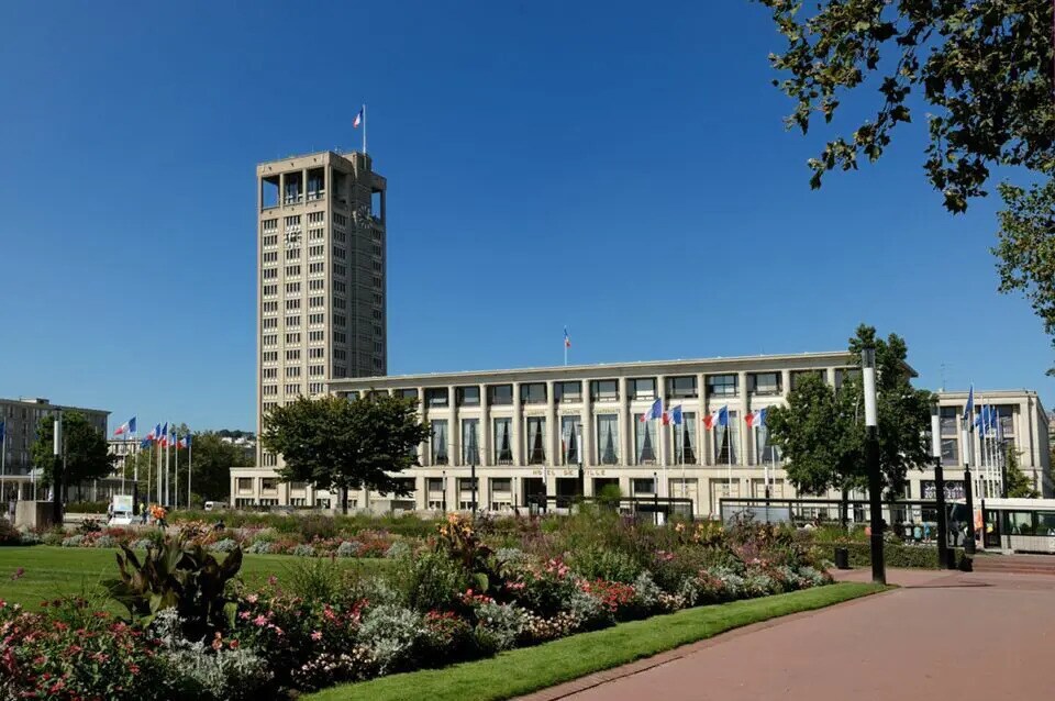 Retail in Le Havre for lease Building Photo- Image 1 of 2