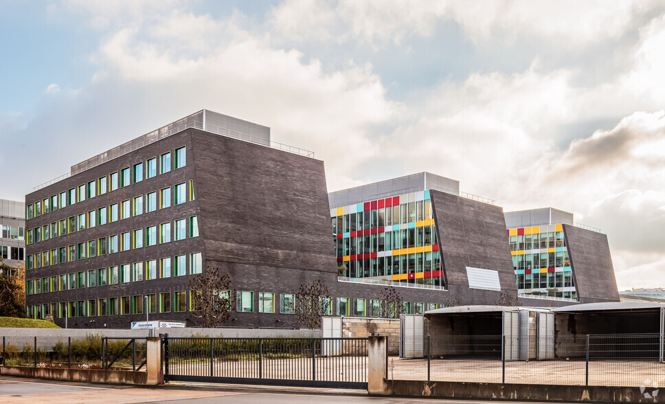 Flex in Nanterre for lease - Building Photo - Image 3 of 3