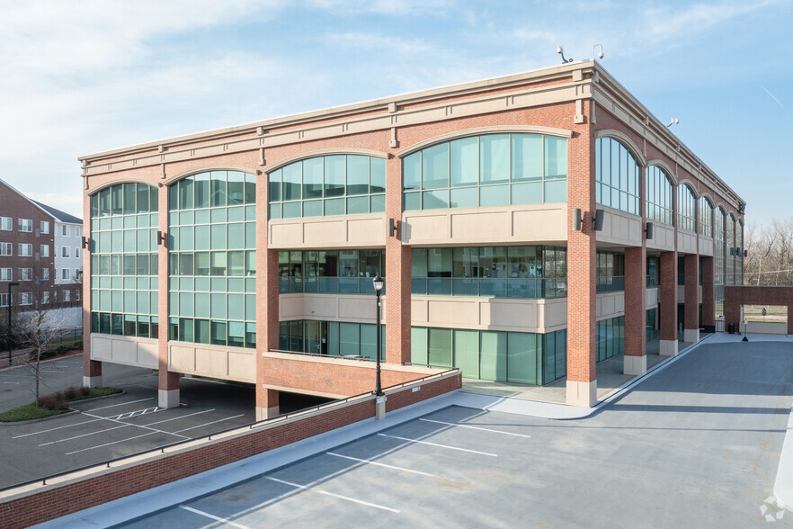 200 Riverfront Blvd, Elmwood Park, NJ for lease - Building Photo - Image 1 of 5