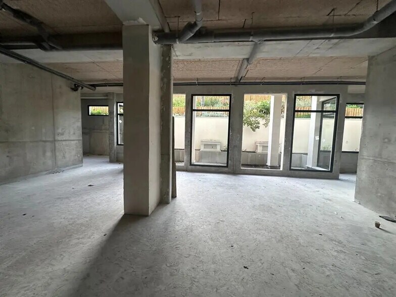 Retail in Clichy for lease - Building Photo - Image 2 of 9