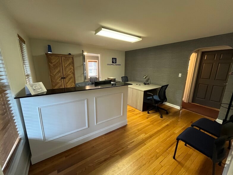 142 Queen St, Southington, CT for sale - Building Photo - Image 2 of 7