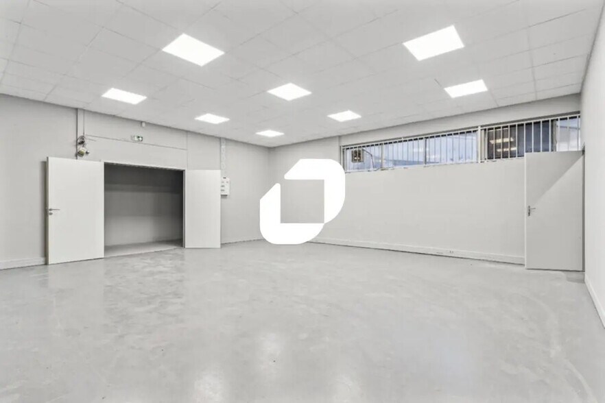 Flex in Noisy-le-Grand for lease - Interior Photo - Image 3 of 14