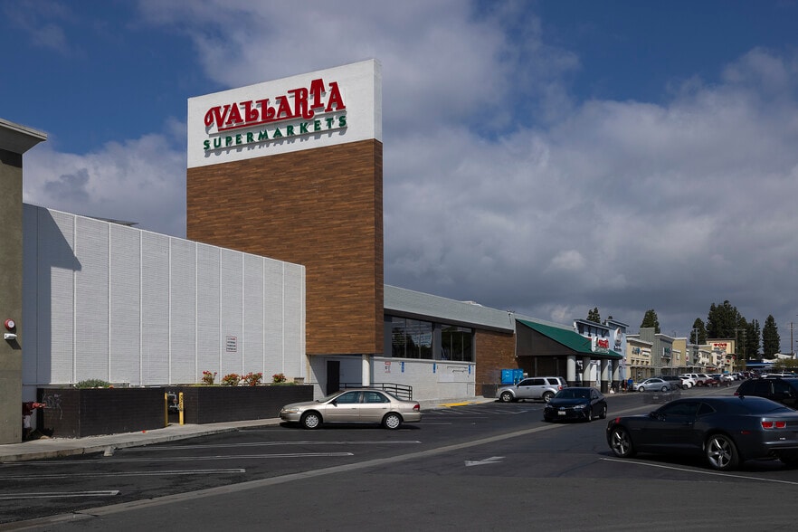 9081 Woodman Ave, Arleta, CA for lease - Building Photo - Image 2 of 6