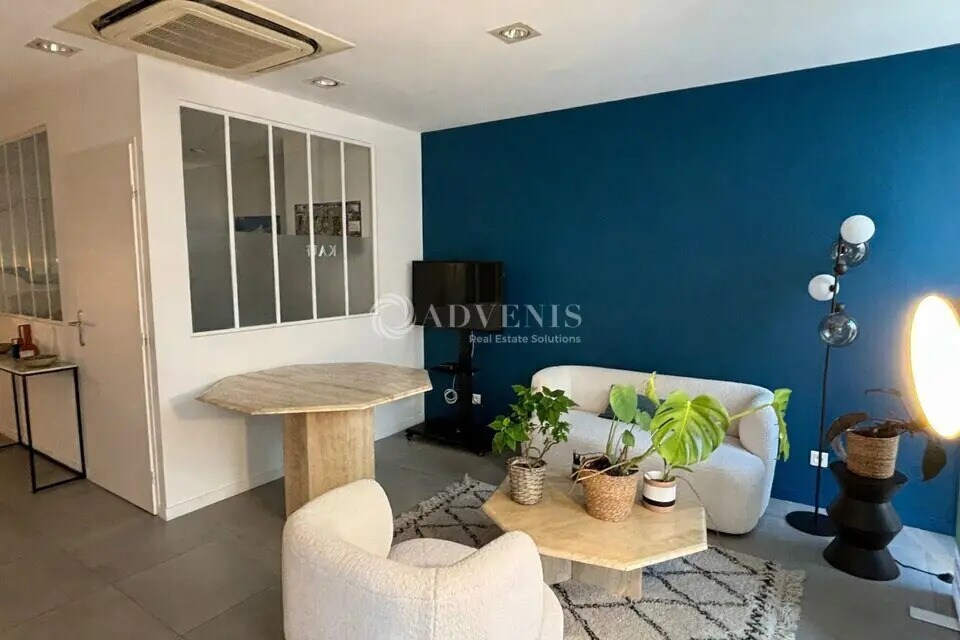 Retail in Orléans for lease Building Photo- Image 1 of 7