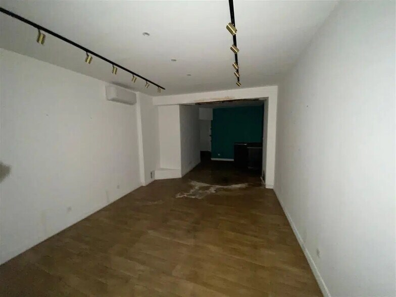 Retail in Paris for lease - Building Photo - Image 2 of 7