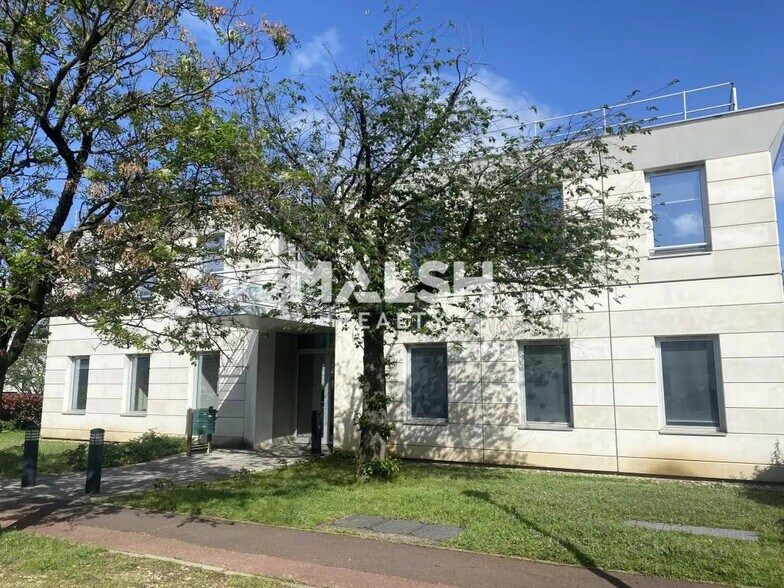 Office in Bron for lease - Building Photo - Image 2 of 14