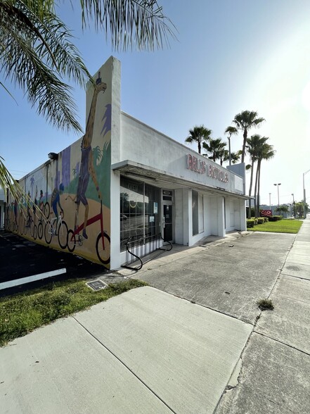 1949 NE 163rd St, North Miami Beach, FL for lease - Building Photo - Image 3 of 9