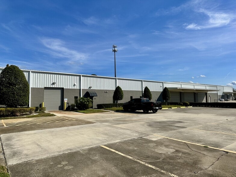 501-531 Codisco Way, Sanford, FL for lease - Building Photo - Image 1 of 8