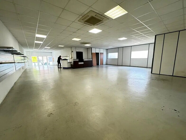 Retail in L'ISLE-JOURDAIN for lease - Interior Photo - Image 1 of 4