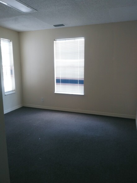 3677 Central Ave, Fort Myers, FL for lease - Interior Photo - Image 2 of 4