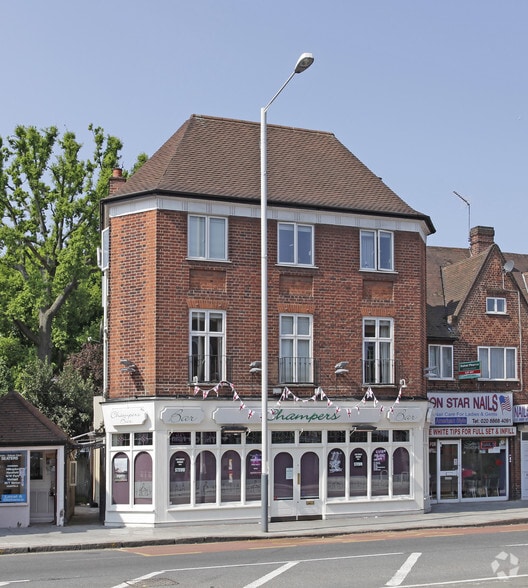 184, 184A & 184B, Field End Road portfolio of 2 properties for sale on LoopNet.com - Primary Photo - Image 1 of 2