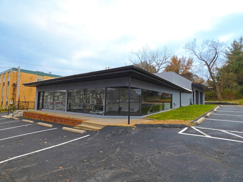 9330 Manchester Rd, Rock Hill, MO 63119