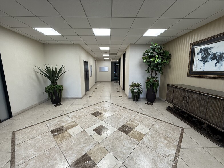 19855 Southwest Fwy, Sugar Land, TX for lease - Lobby - Image 3 of 17