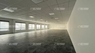 Office in Trappes for lease Building Photo- Image 1 of 2