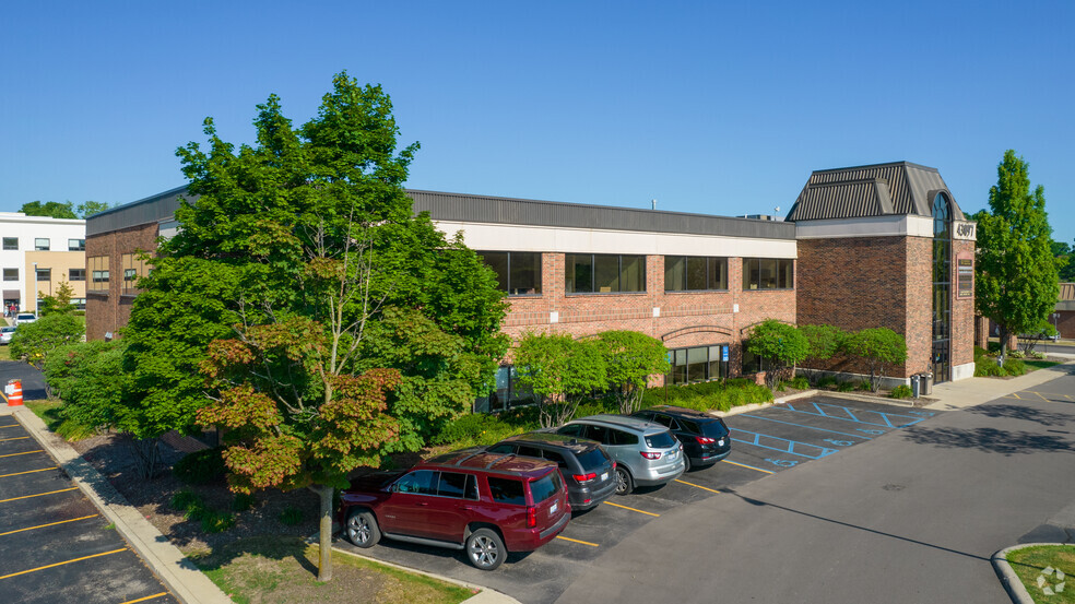 43097 Woodward Ave, Bloomfield Hills, MI for lease - Building Photo - Image 3 of 6