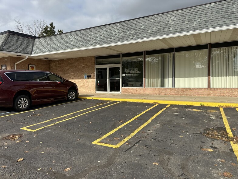 322 S Cochran Ave, Charlotte, MI for lease - Primary Photo - Image 1 of 5