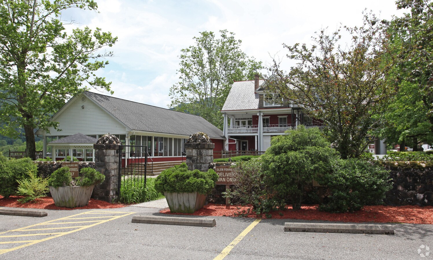 9022 Midland Trl, Glen Ferris, WV 25090