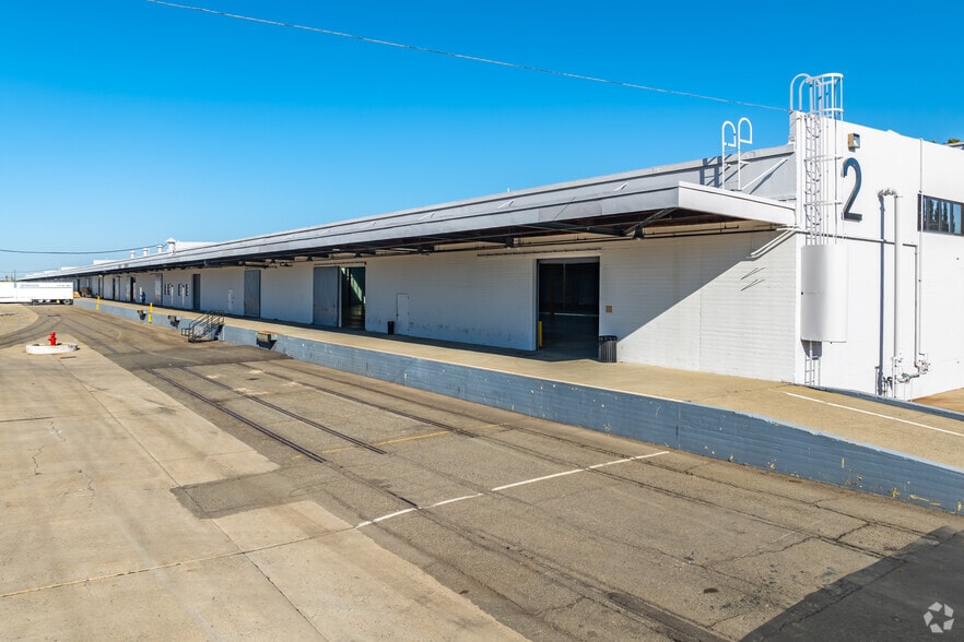8200-8250 Ferguson Ave, Sacramento, CA for lease - Building Photo - Image 3 of 19