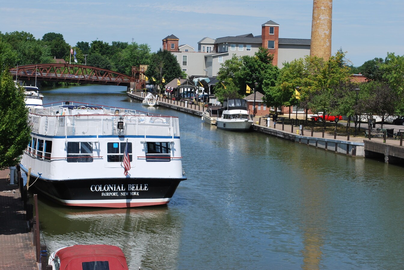 Short path to the canal and quick walk to Fairport Village!