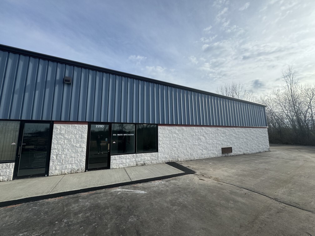 2211 S West Ave, Waukesha, WI for lease Building Photo- Image 1 of 4