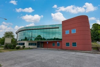 330 Lancaster Ave, Malvern, PA for lease Building Photo- Image 2 of 5