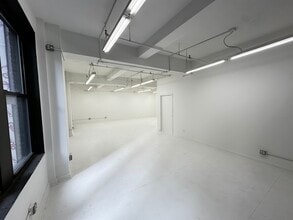 325 W 38th St, New York, NY for lease Building Photo- Image 2 of 6