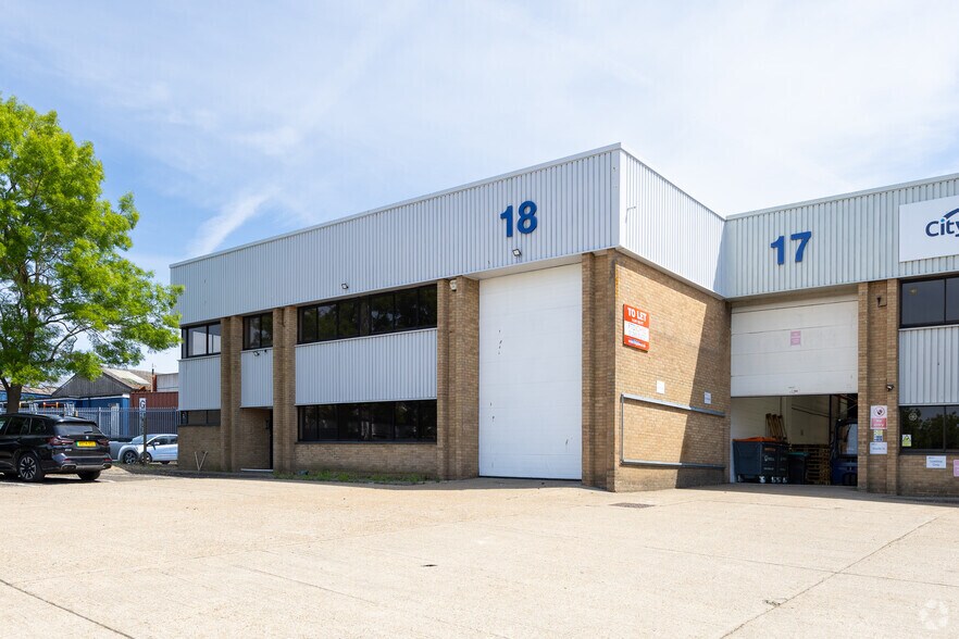 Fleming Way, Crawley for lease - Building Photo - Image 2 of 5