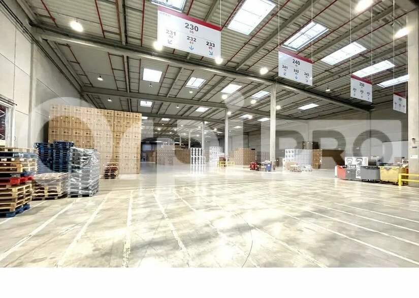 Industrial in Le Coudray-Montceaux for lease - Interior Photo - Image 2 of 10