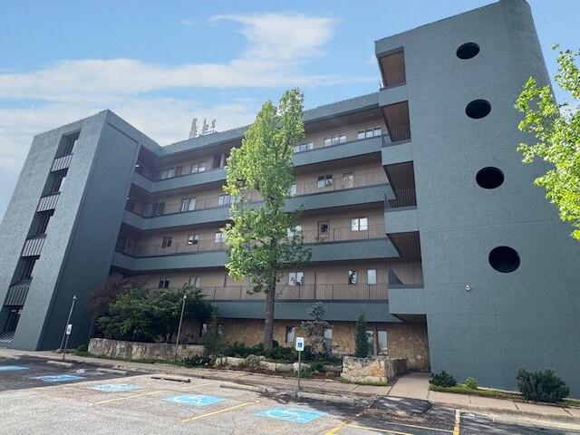 2801 Parklawn Dr, Midwest City, OK for lease - Building Photo - Image 3 of 40