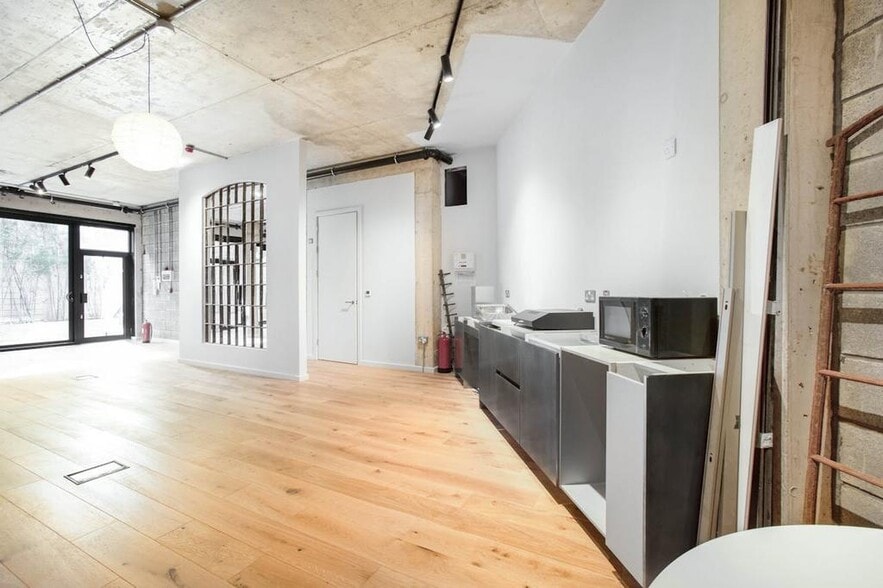 59 Wallis Rd, London for lease - Interior Photo - Image 2 of 26