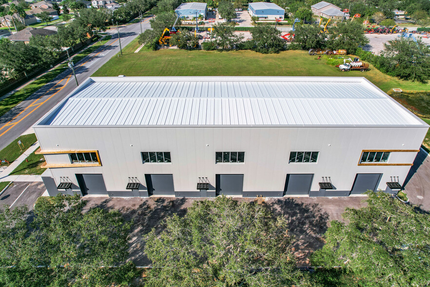 705 Hennis Rd, Winter Garden, FL for lease - Building Photo - Image 3 of 11