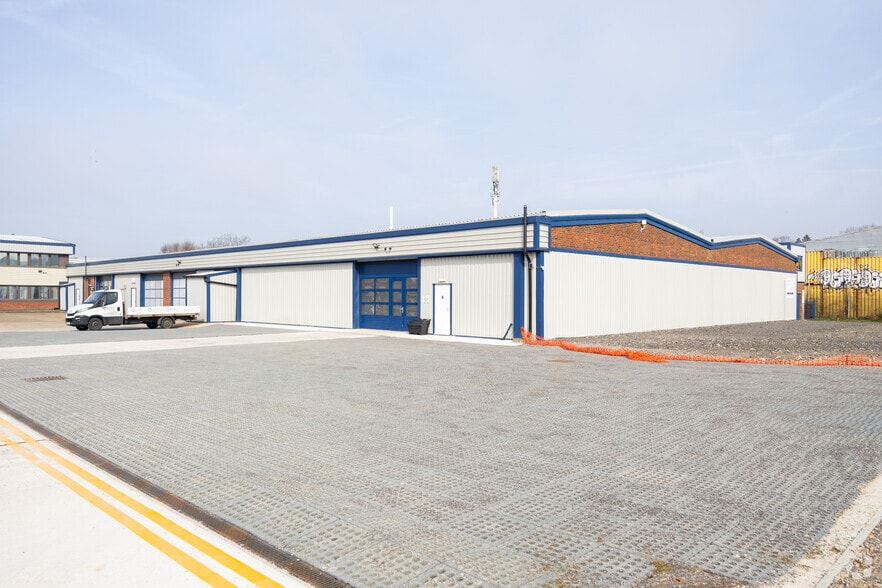 Fircroft Way, Edenbridge for lease - Primary Photo - Image 1 of 2