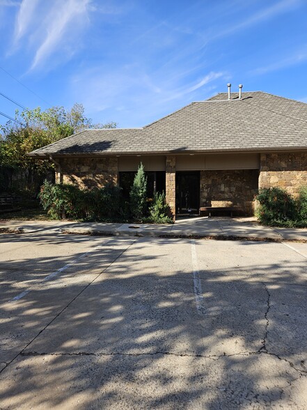 216 E 10th St Plz, Edmond, OK for lease - Building Photo - Image 1 of 7