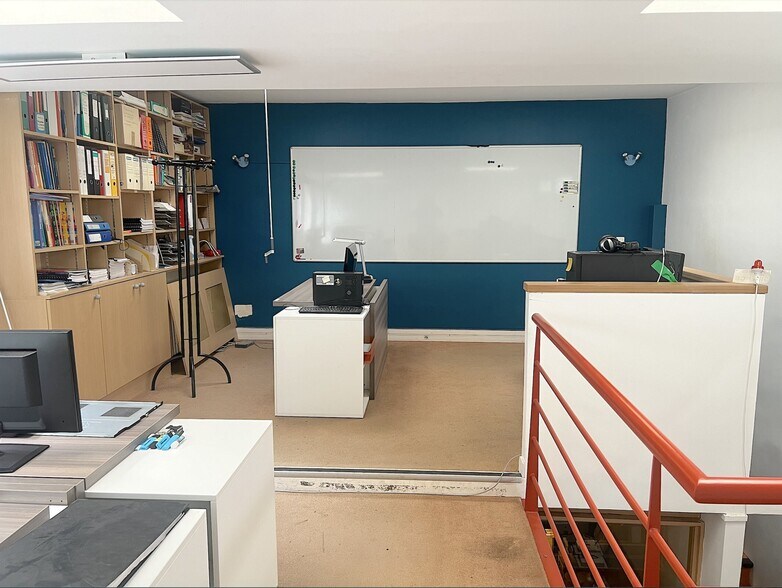 32 Rue Des Volontaires, Paris for sale - Building Photo - Image 2 of 15