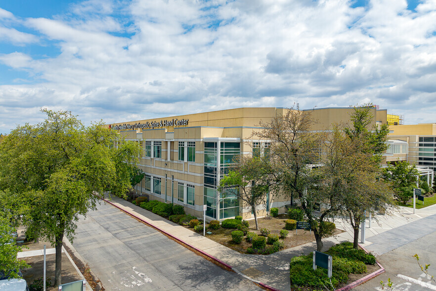 300 Old River Rd, Bakersfield, CA for lease - Building Photo - Image 2 of 10