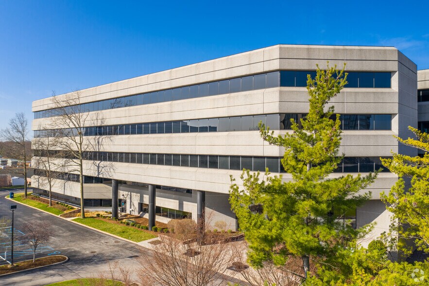 701 Emerson Rd, Creve Coeur, MO for lease - Building Photo - Image 2 of 4