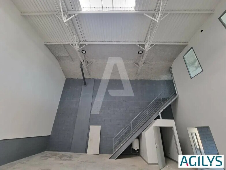 Industrial in Vaux-le-Pénil for lease - Building Photo - Image 1 of 15