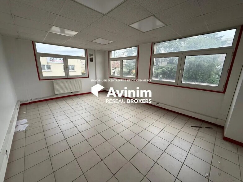 Office in Argenteuil for lease - Interior Photo - Image 1 of 3