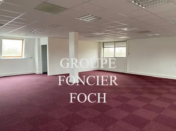 Office in Bron for lease Interior Photo- Image 1 of 7