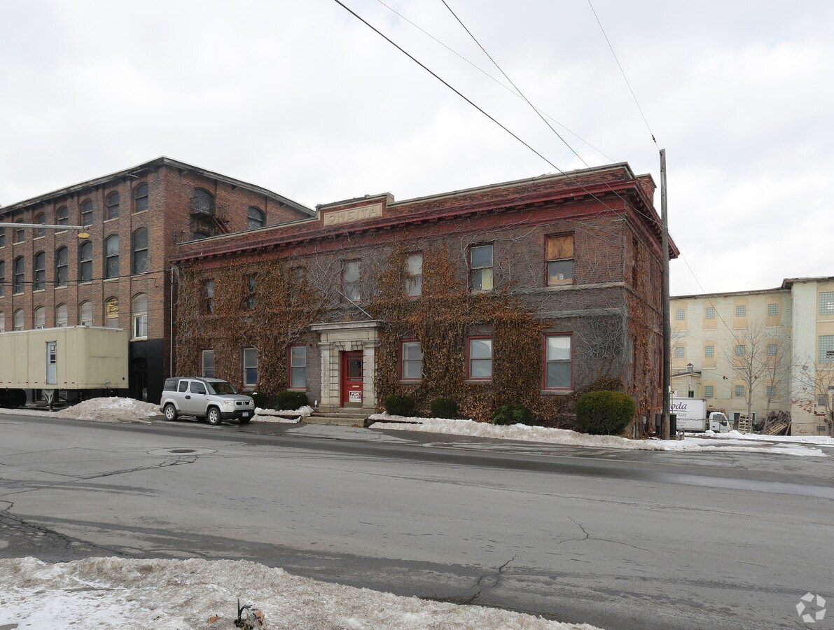 851 Broad St, Utica, NY 13501