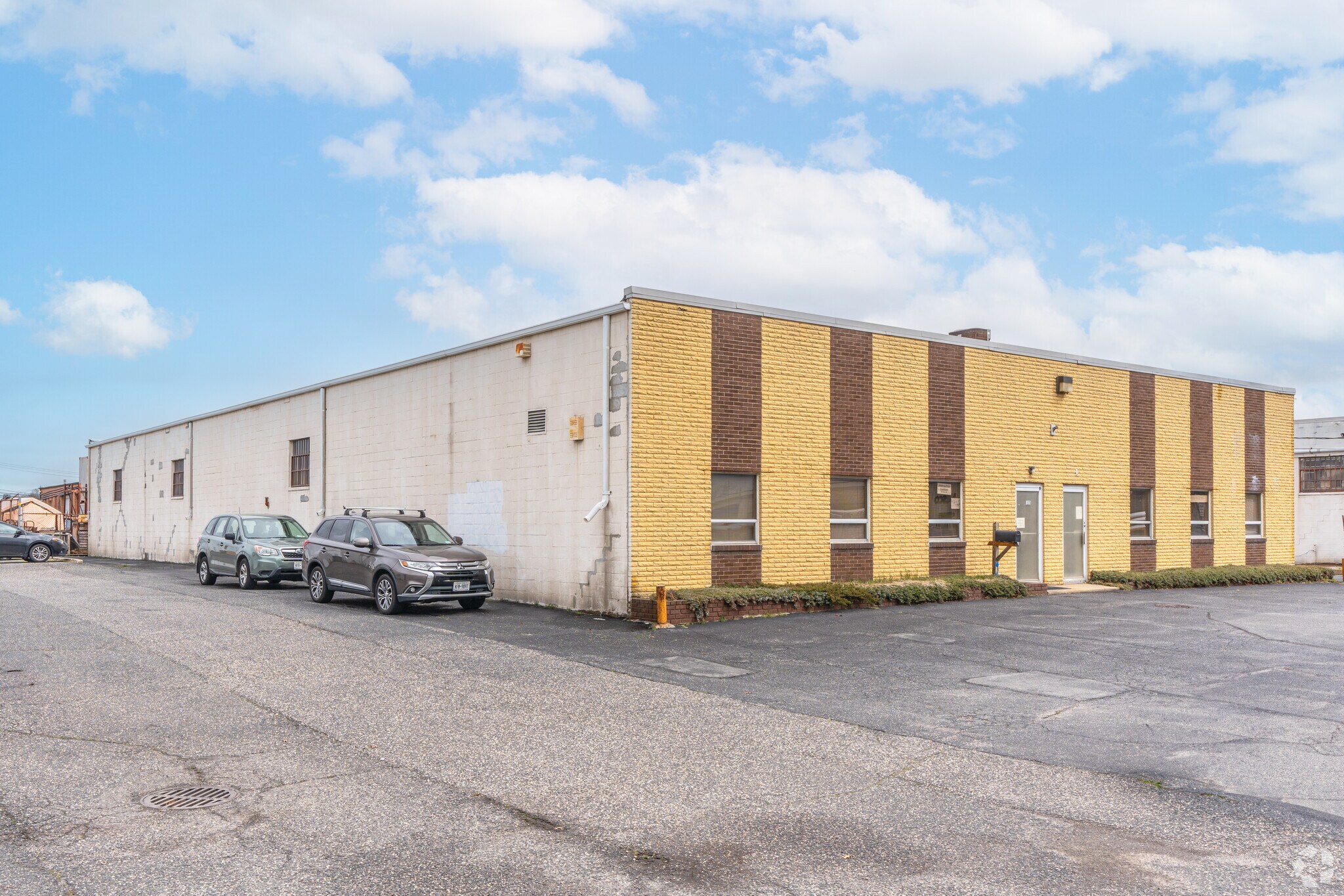 195 S Fehr Way, Bay Shore, NY for sale Primary Photo- Image 1 of 7