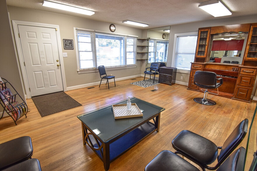 2105 Lurleen B Wallace Blvd, Northport, AL for sale - Interior Photo - Image 2 of 5