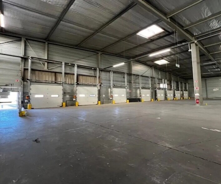 Industrial in Gignac-la-Nerthe for lease - Interior Photo - Image 1 of 10