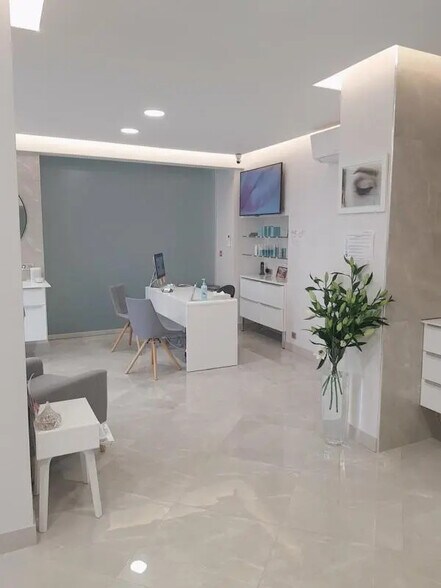 Retail in Rennes for lease - Interior Photo - Image 2 of 4