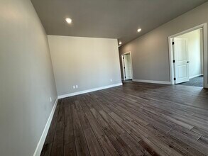 2272 Camino del Plaza Ln, Edmond, OK for lease Building Photo- Image 2 of 23