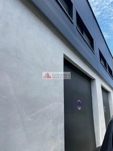 Flex in Nîmes for lease - Building Photo - Image 1 of 3