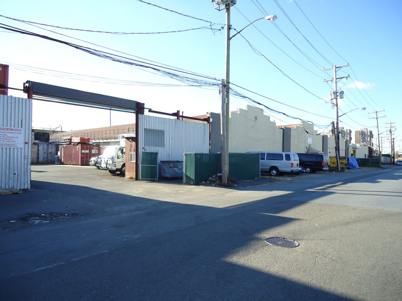 50-01-50-17 Rockaway Beach Blvd, Far Rockaway, NY for sale - Primary Photo - Image 1 of 1