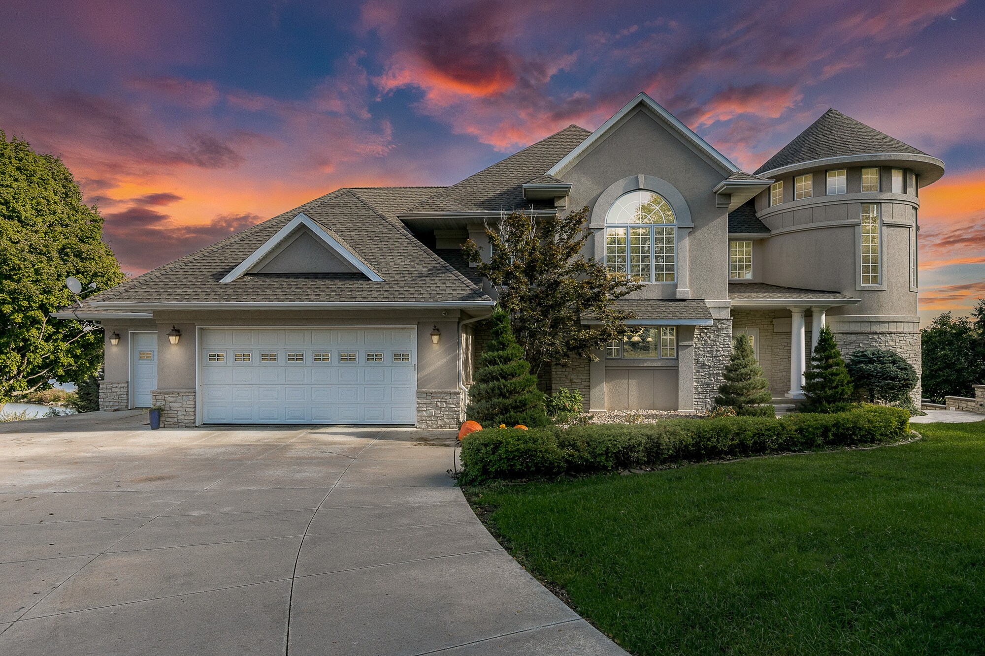 3875 Lake Vista Dr NE, Solon, IA 52333