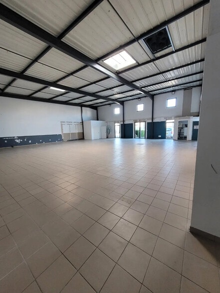 Industrial in Lyon for lease - Interior Photo - Image 2 of 3